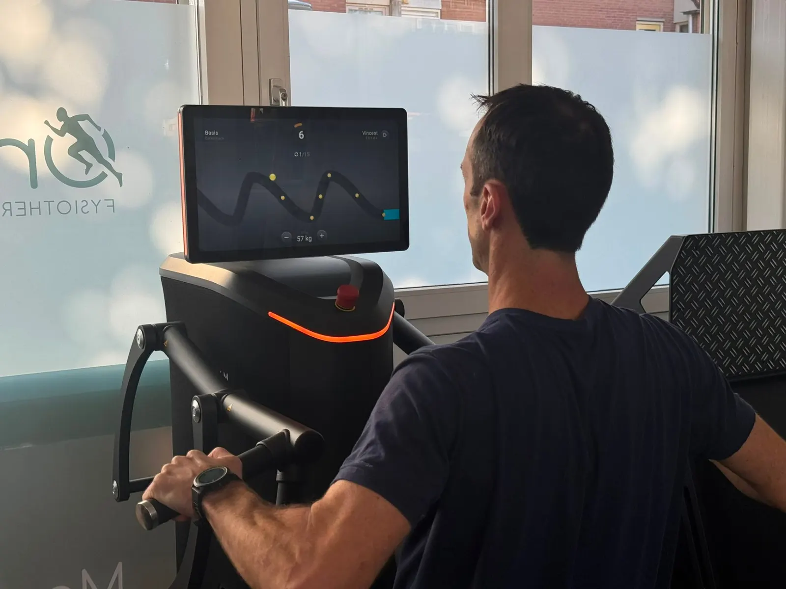 Krachttraining op EGYM Smart Strength-apparatuur om vet te verliezen en spiermassa te behouden bij Fit Square in Almere.