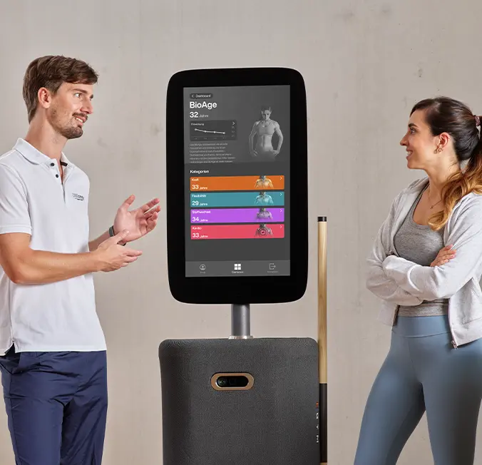 Het EGYM Bio-Age-scherm toont de biologische leeftijd tijdens de Health Check bij Fit Square in Almere.