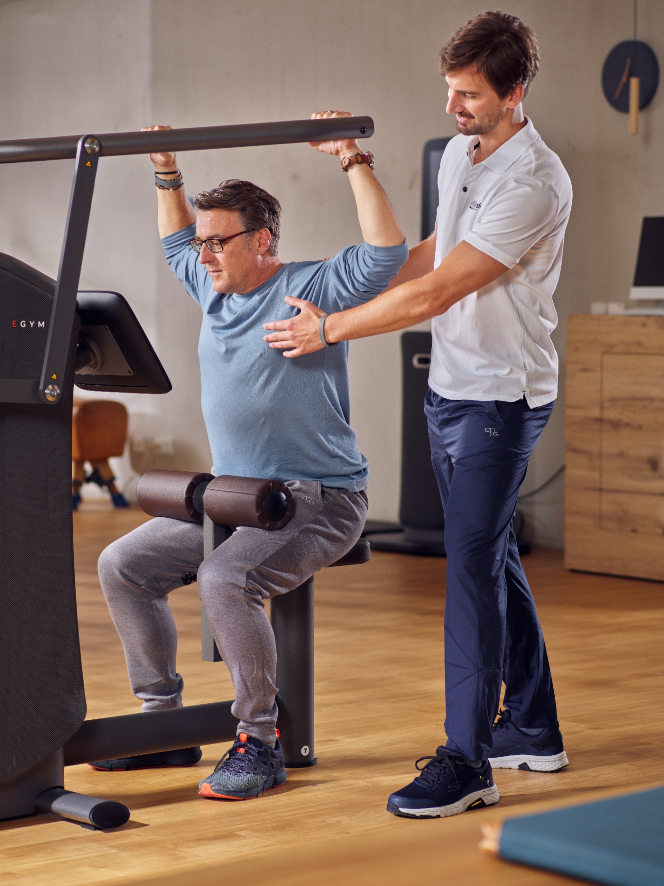 Begeleide krachttraining voor herstel na een blessure of operatie op EGYM-apparatuur bij Fit Square in Almere.